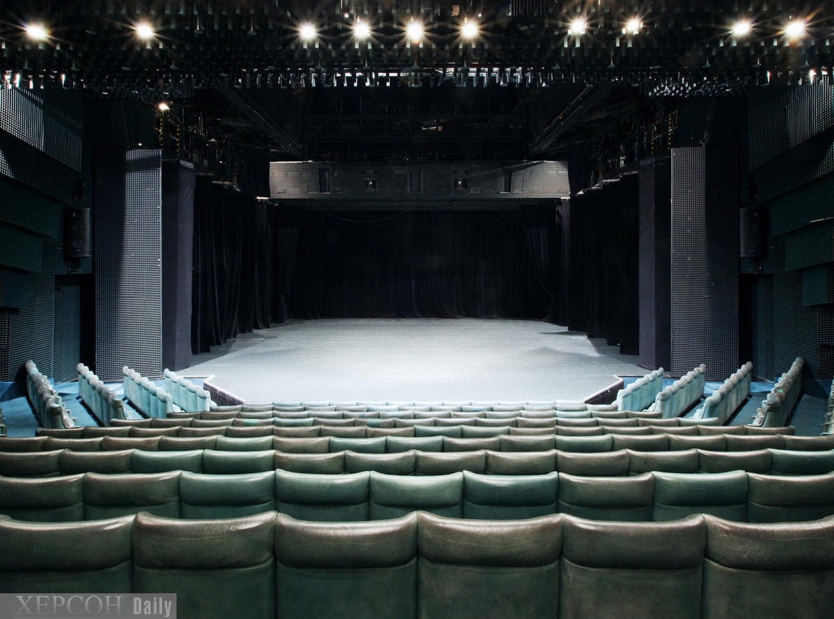 Пустой концертный зал. Театр на Таганке новая сцена. Пространственная сцена в театре. Современный театр сцена. Пустой театр.
