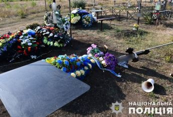 Сожгли флаги и перевернули кресты: в Николаевской области надругались над могилами военных ВСУ