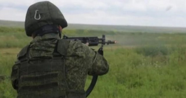 В окупованому Генічеську російські загарбники стріляють по місцевих, як на полюванні