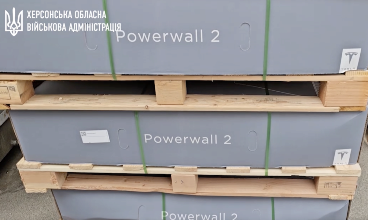 У Херсонську область доставили 195 зарядних станцій "Tesla Powerwall"