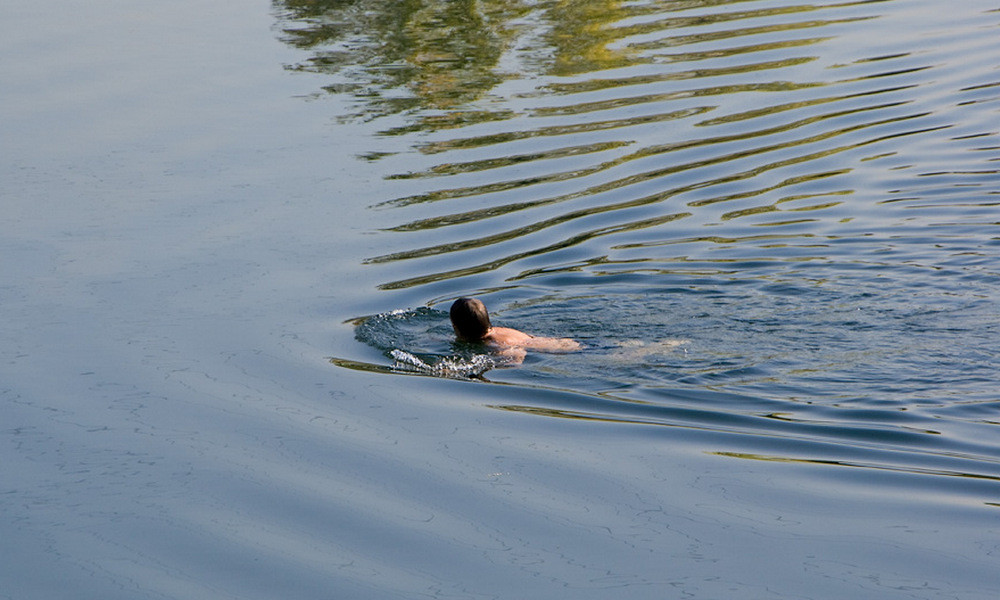 Человек выйдя из реки после купания. Купание на речке. Плавать в озере. Купаемся на речке. Плавать в реке.
