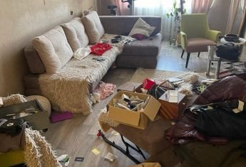 "В хаті не було жодної подушки": історія херсонки, квартиру якої пограбували російські військові