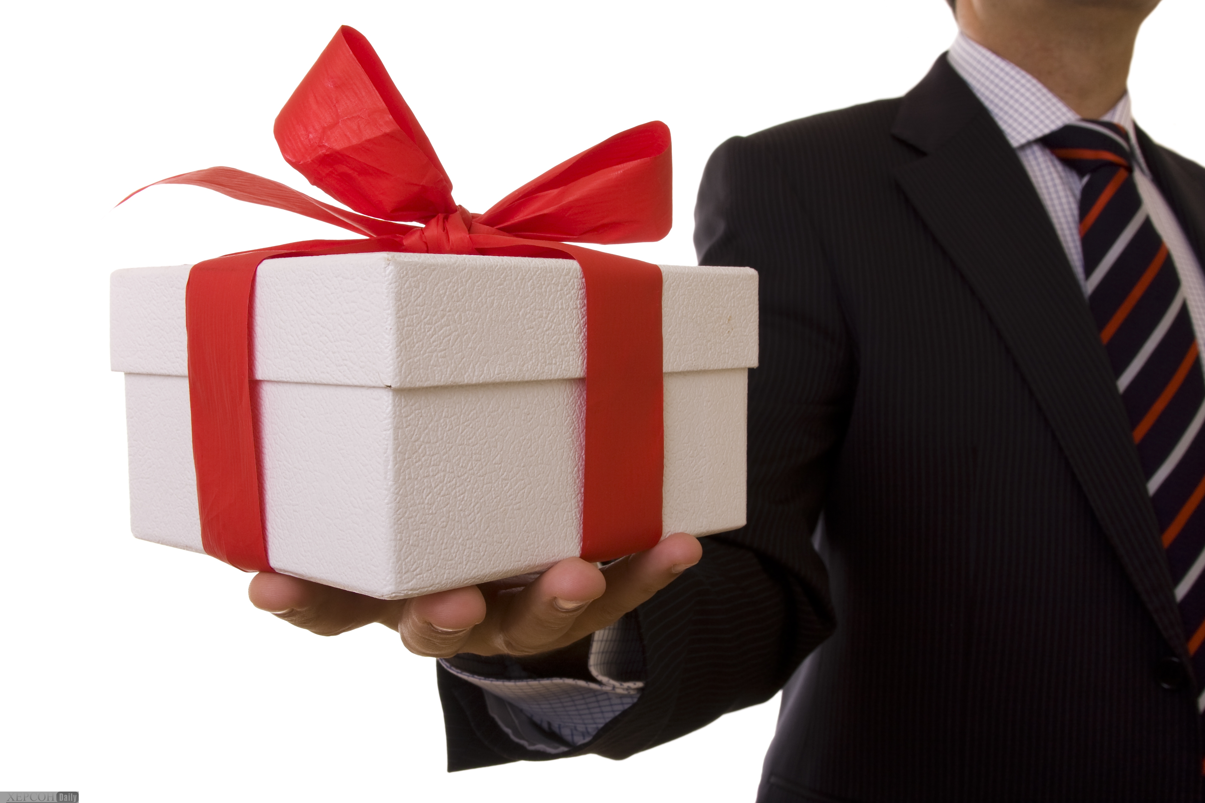 Правда дарит подарки. Подарок в руках. Дарим подарки. Подарки клиентам. Руки протягивают подарок.