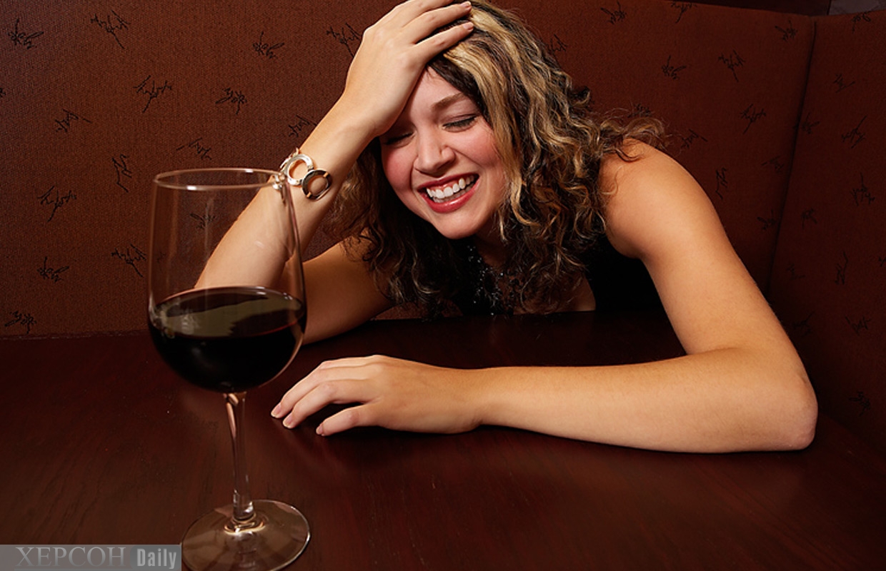 Женщина с бокалом вина