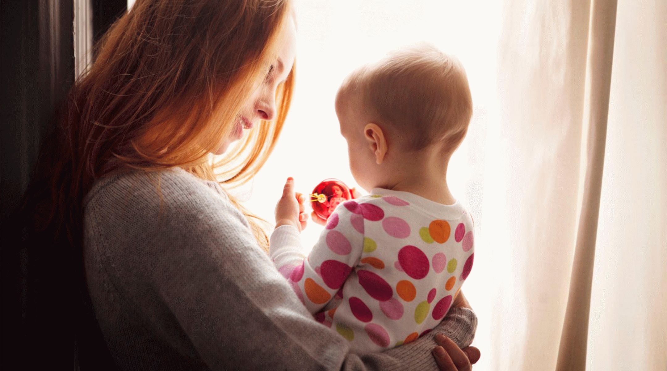 Ребенком до 3 лет женщинам. Мама с ребенком до 3 лет. Дети до трех лет и мамы. Мать ухаживает за ребенком. Мама с ребенком до года.