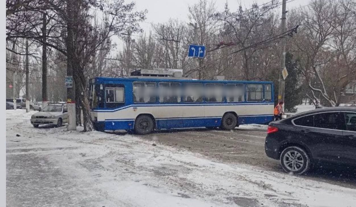 Из-за непогоды в Херсоне троллейбус развернуло поперек дороги: видео