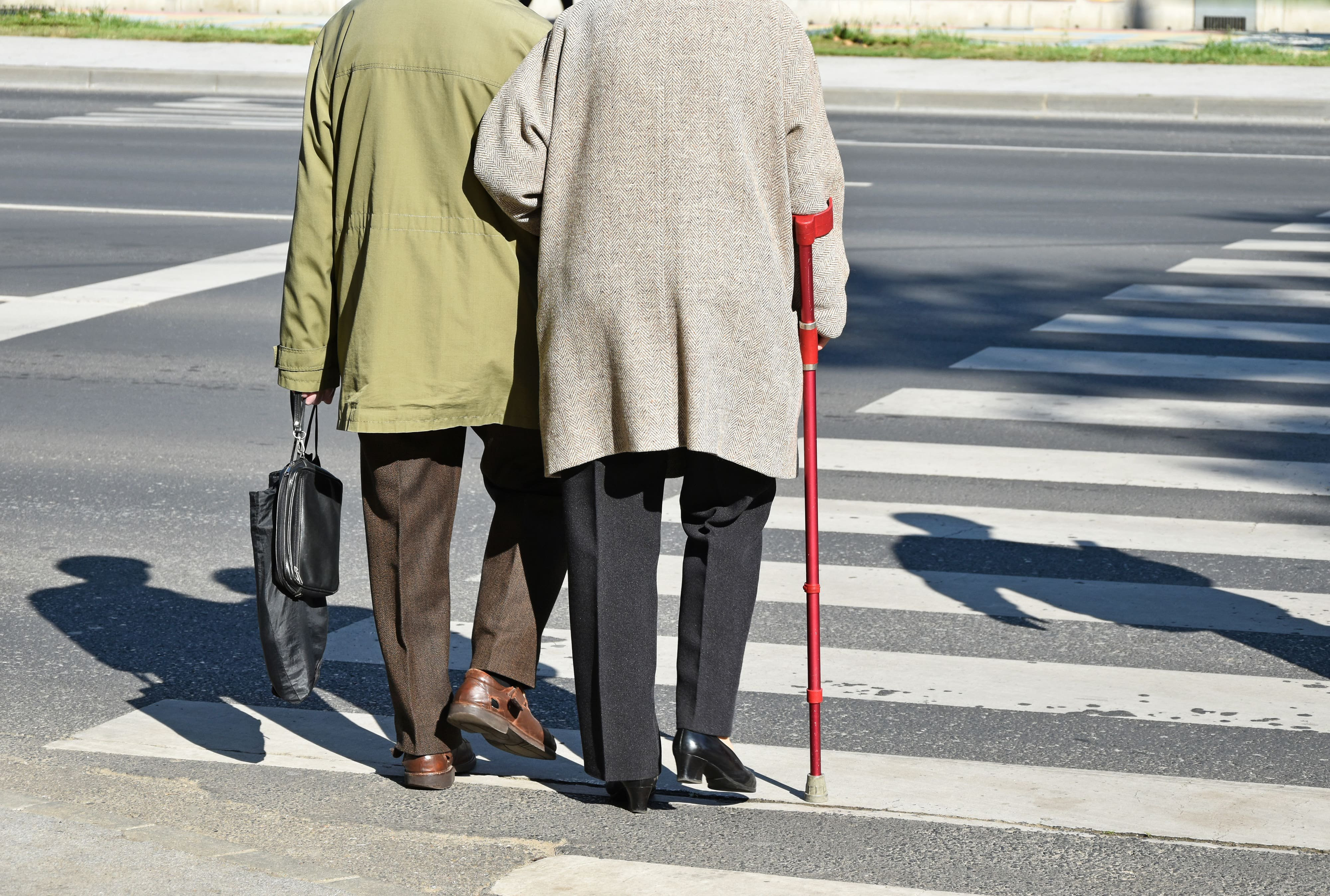 Бедра пенсионерок. Пожилой человек на дороге. Пожилой пешеход. Пенсионер переходит дорогу. Дедушка переходит дорогу.