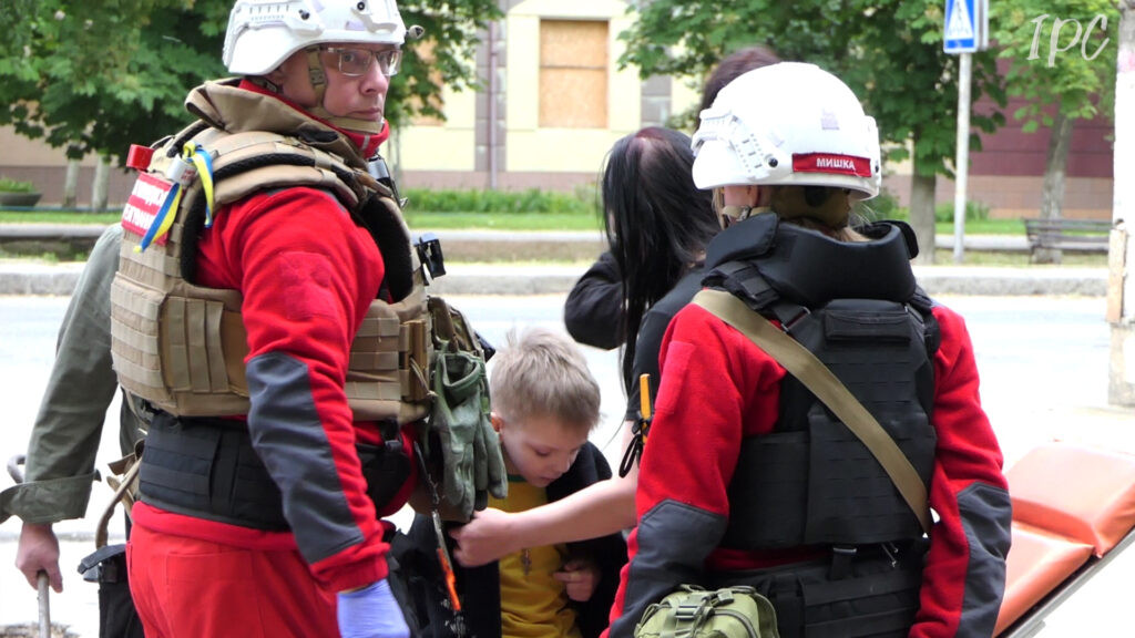 Херсонські рятувальники надають допомогу дітям, постраждалим від ударів російських КАБів по житлових кварталах міста