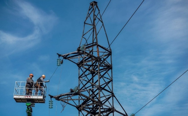 Понад 150 енергетиків відновлюють електромережі Херсонщини