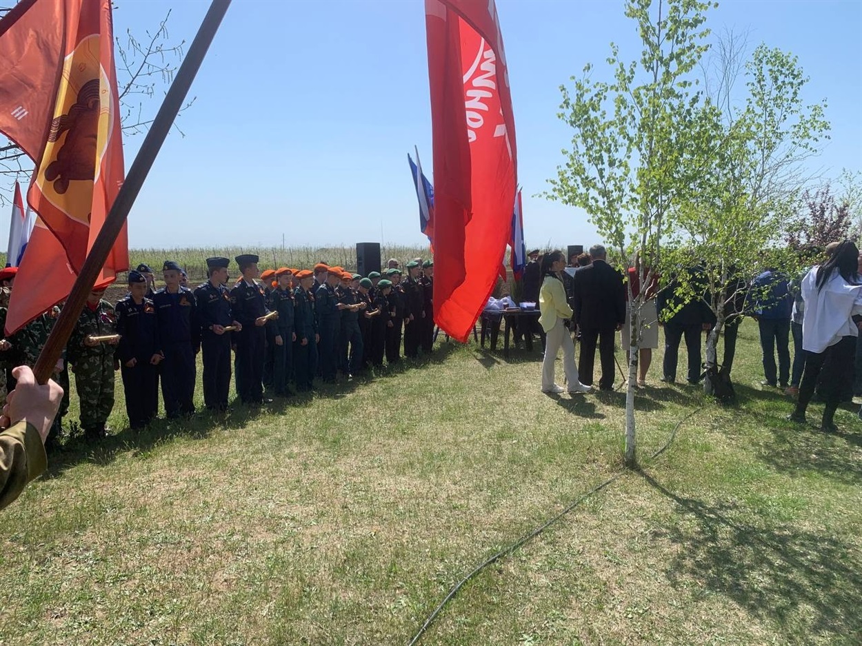 Окупанти висаджують дерева у Скадовську під прапорами СРСР та стягами з зображенням Ісуса