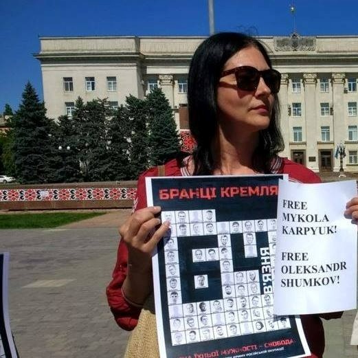 Людмила Шумкова на одиничному пікеті в Херсоні із закликом до влади визволити бранців Кремля. 2018 рік