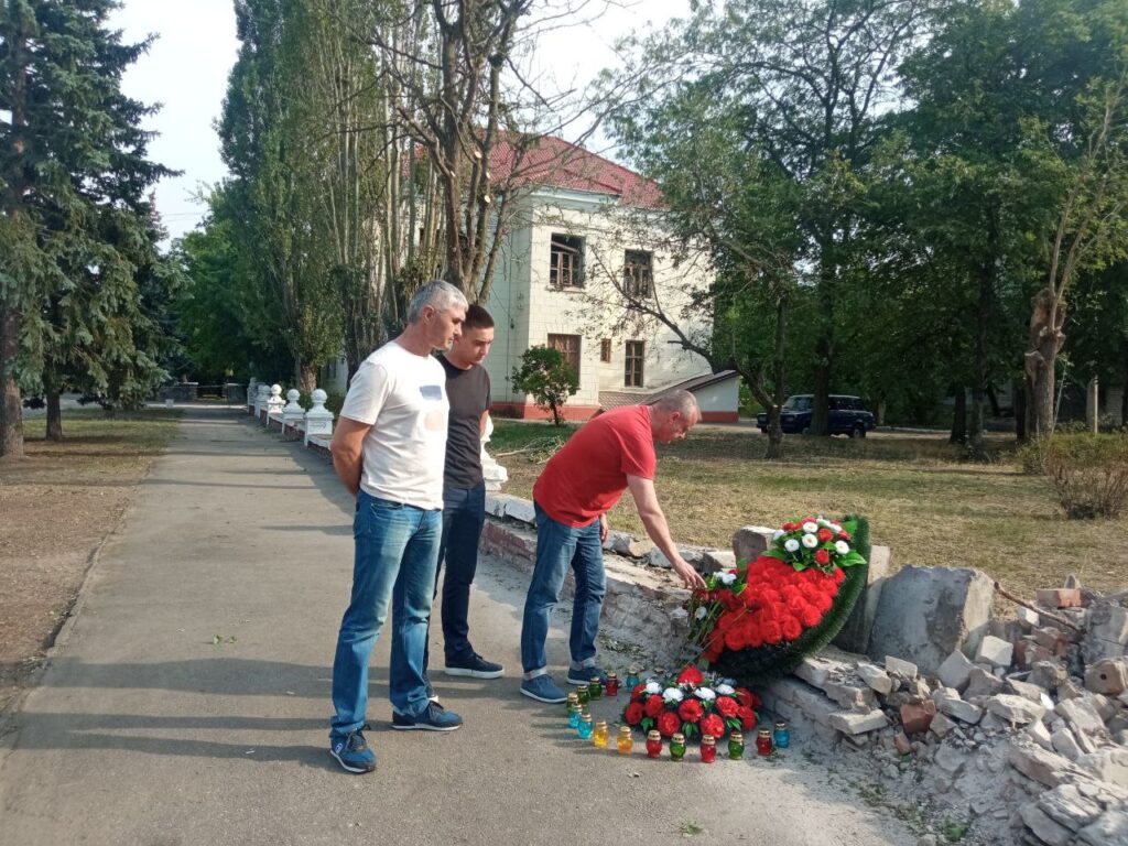 Віталій Єфименко (ліворуч) і Володимир Леонтьєв (праворуч) на місці обстрілу в центрі Нової Каховки, червень 2022 року. Фото з окупаційних пабліків