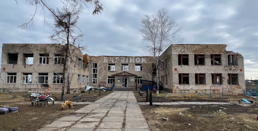 Розбитий російськими окупантами дитсадок у селі Осокорівка. Фото: Олег Батурін/ЦЖР