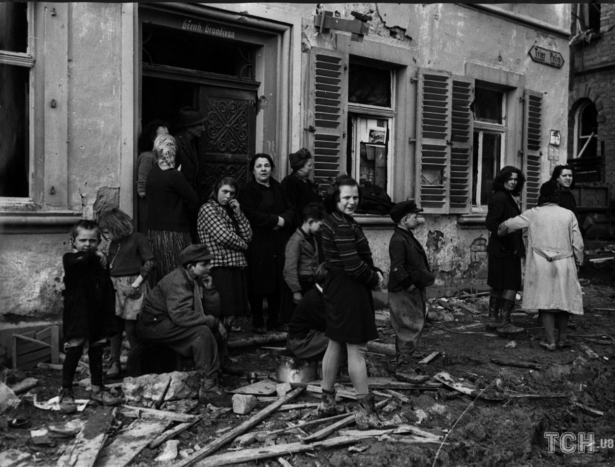 Німеччина, 1945, біля зруйнованої будівлі