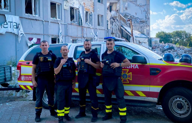 Закарпатські рятувальники активно допомагають відбудовувати Херсон (ФОТО)