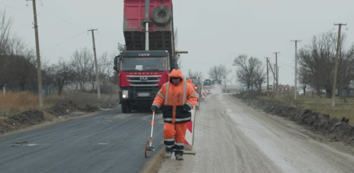 Росіяни під снігом ремонтують дорогу / Окупаційне медіа