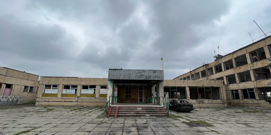 Розбита російськими окупантами школа в селі Миролюбівка. Фото: Олег Батурін/ЦЖР