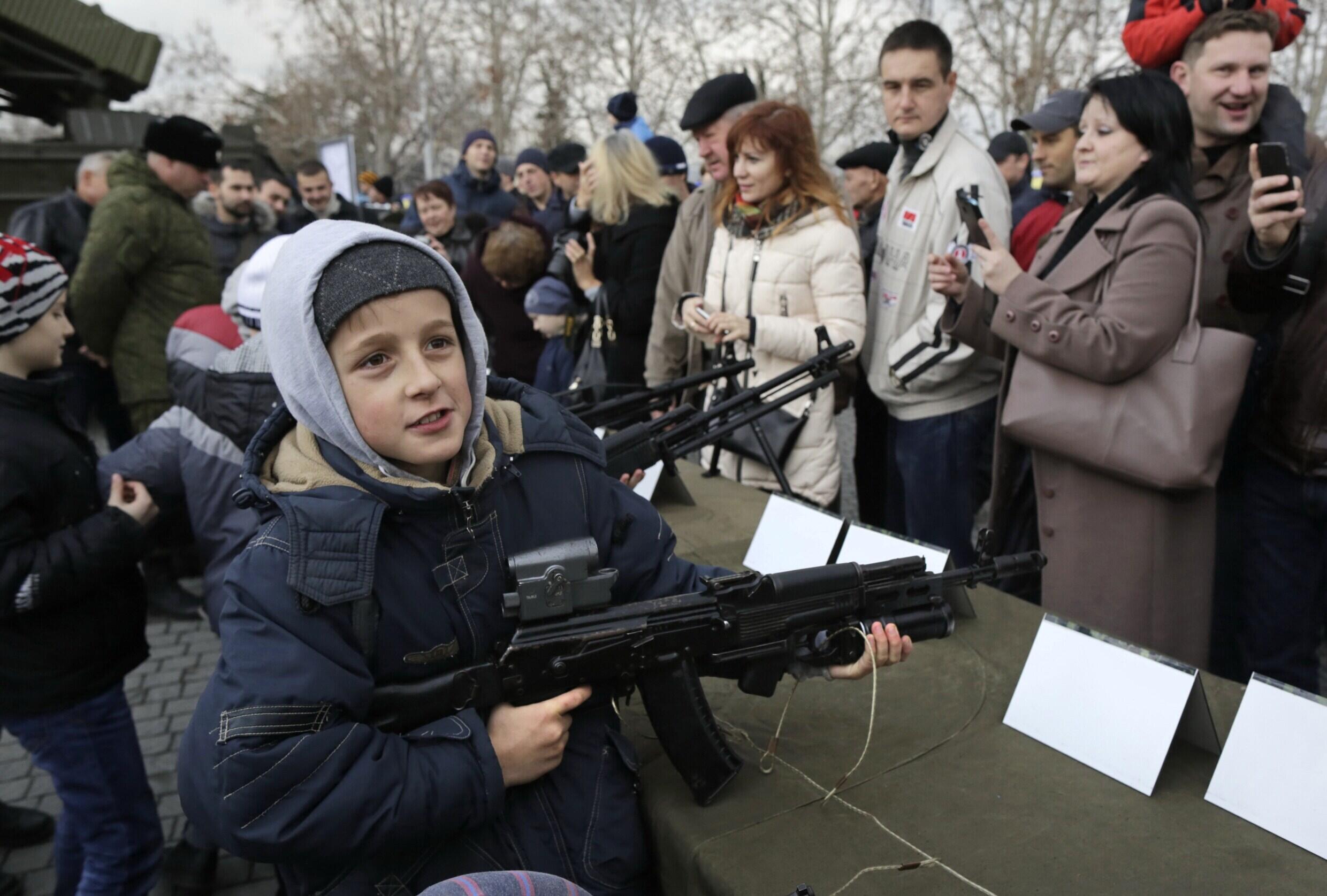 Діти граються зі зброєю під час рекламної кампанії контрактної служби в російській армії в Севастополі. 20 грудня 2014