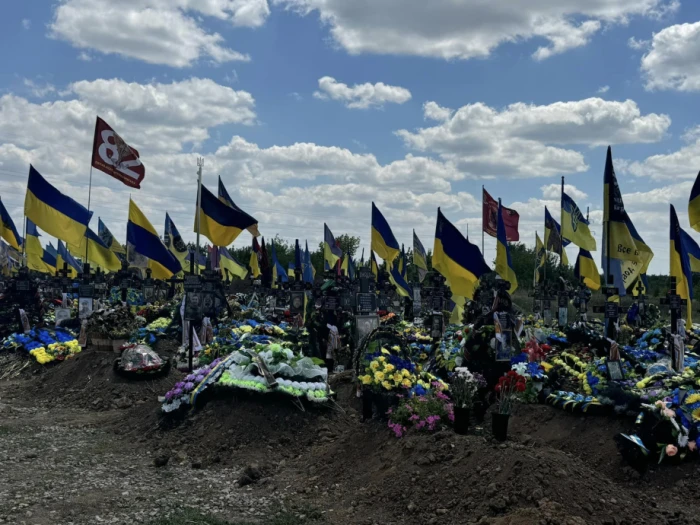 Світлини: Алея Слави на центральному кладовищі у Кривому Розі/Любов Мінько