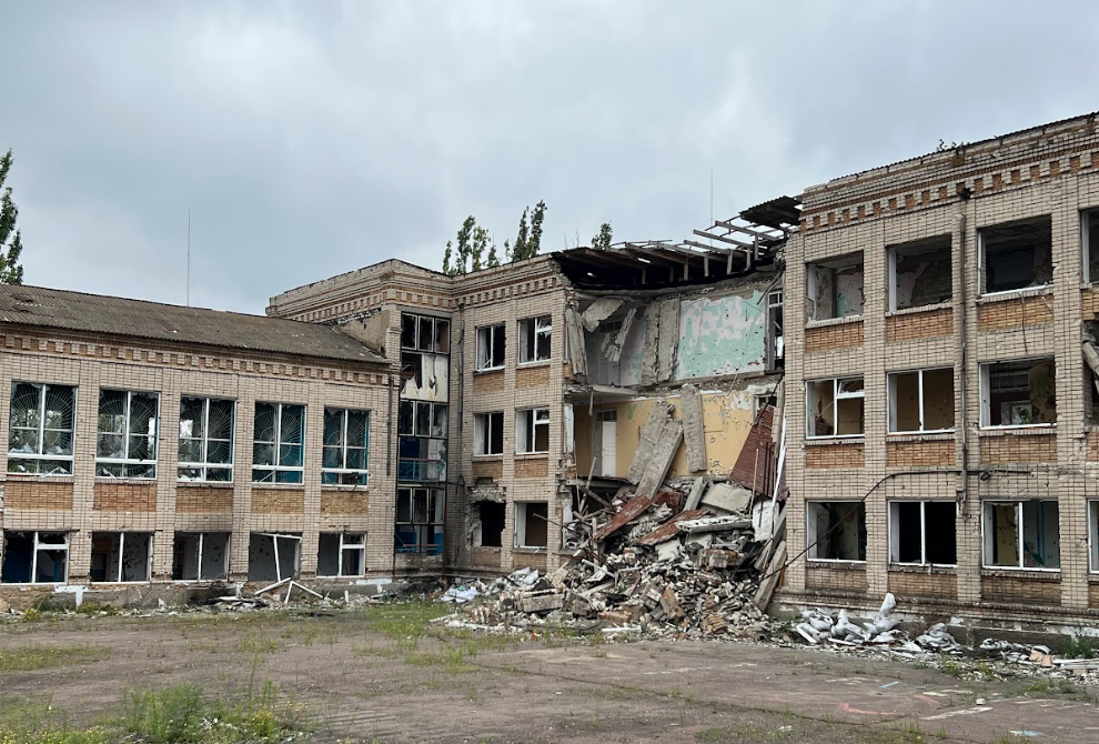 Розбита школа в селі Любимівка. Фото: Олег Батурін/ЦЖР