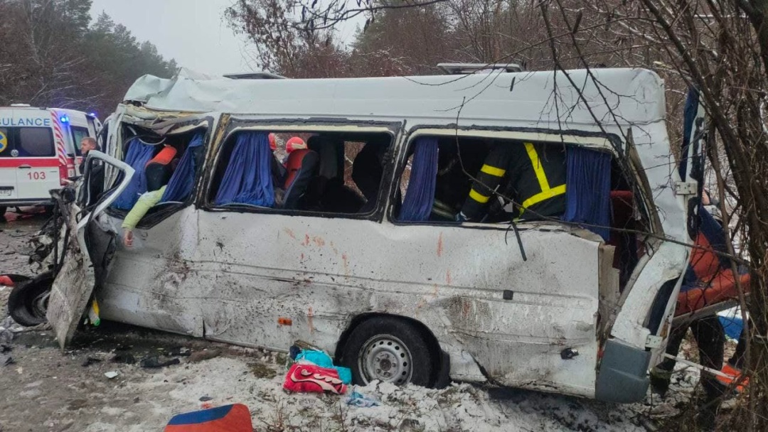 Погибли 13 человек: в Черниговской области объявили траур из-за смертельного ДТП