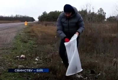 “Хочу подать пример”: херсонец Юрий Ефремов убирает мусор с обочины дорог и призывает присоединиться к эко-акции