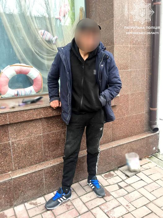 Полицейские задержали херсонца, который убежал из магазина в новых кроссовках