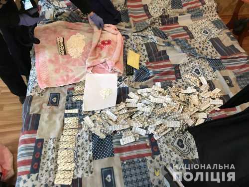 Планировал сбыт 2000 таблеток психотропного вещества: херсонские полицейские задержали наркоторговца из Крыма
