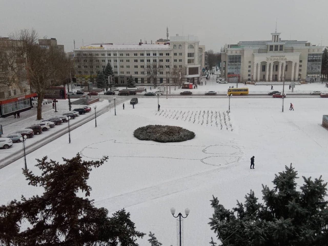 В центре Херсона неизвестный “художник” вытоптал на снегу непристойный рисунок гигантских размеров