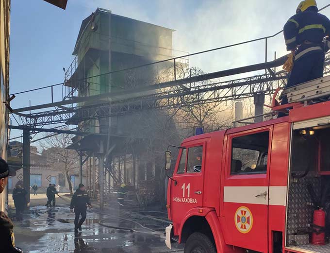Появились подробности масштабного пожара в цеху новокаховского хлебозавода