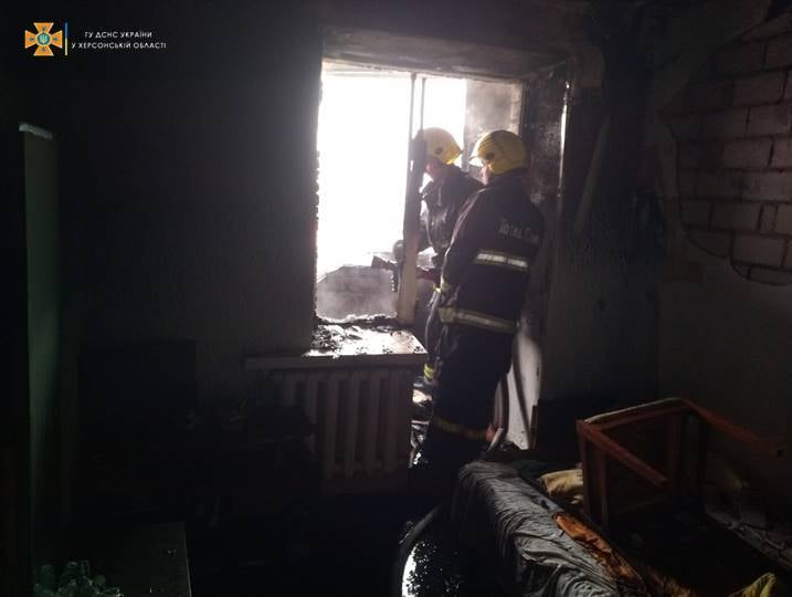 Во время ликвидации пожара в Олешках чрезвычайники спасли хозяев квартиры