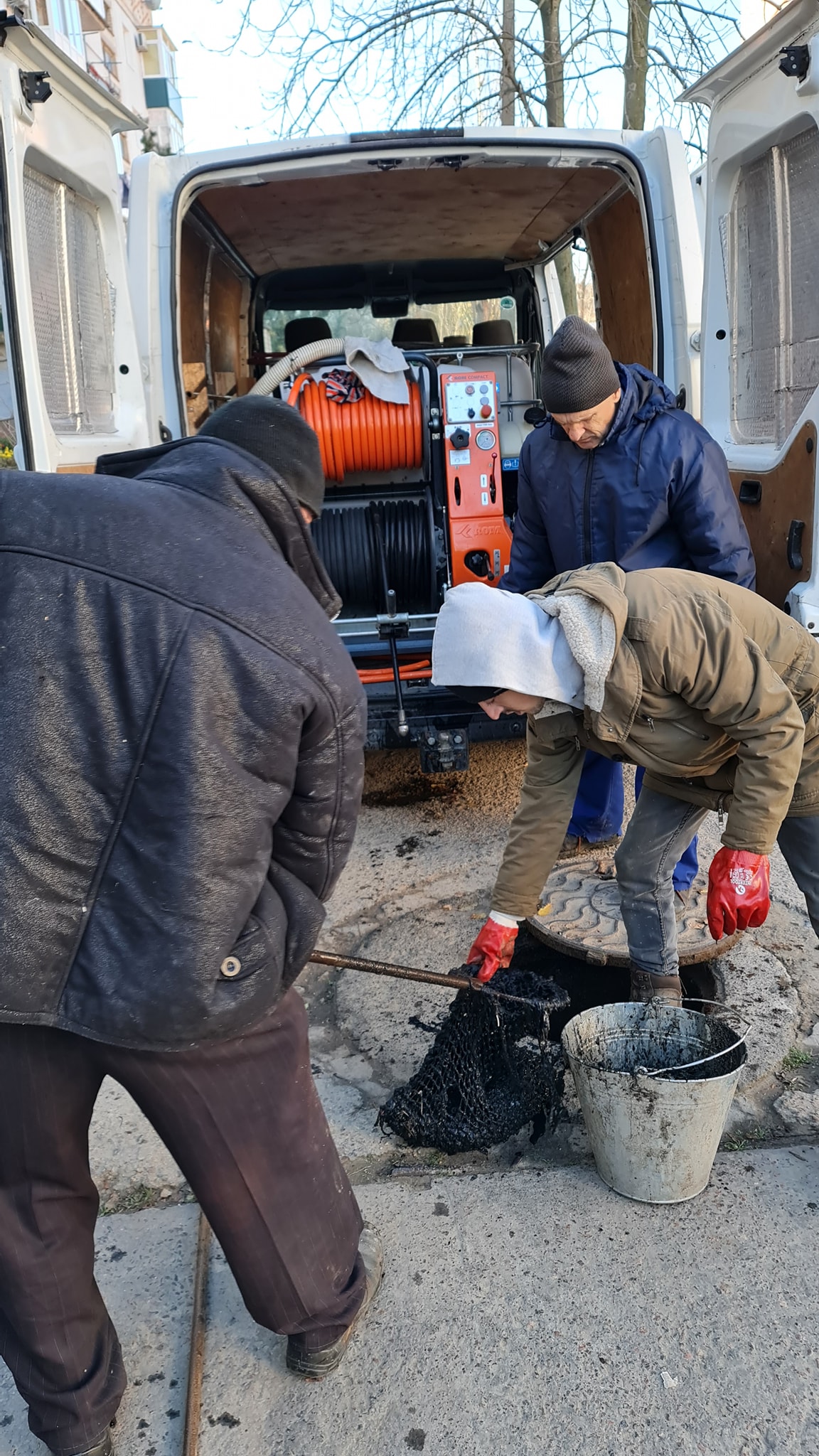 Жители Каховки превращают канализацию в свалку: коммунальщики с помощью спецтехники достали зонт из трубы