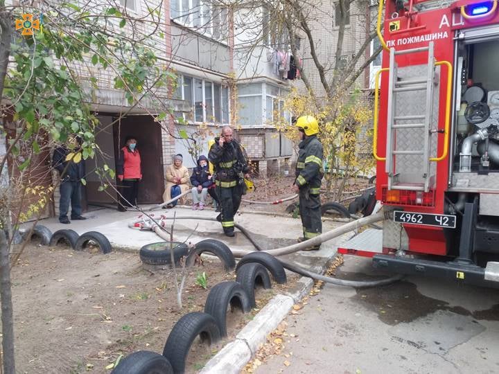Во время ликвидации пожара в Олешках чрезвычайники спасли хозяев квартиры
