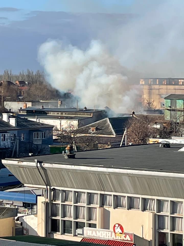 В Новой Каховке на территории хлебозавода произошел масштабный пожар: фото, видео