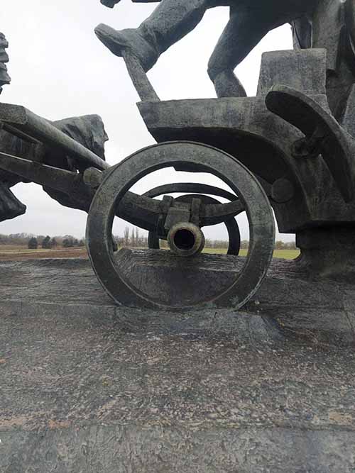 Вандалы изуродовали известный каховский монумент 