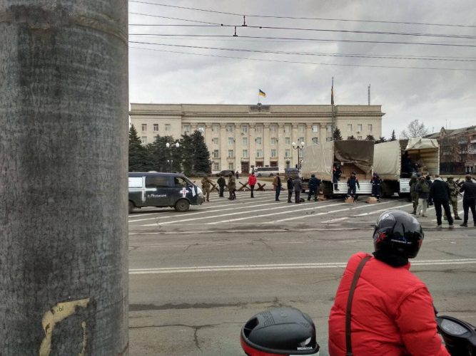 Херсонці вийшли на площу Свободи, щоб відстояти місто: фото