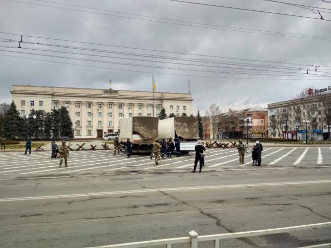 Херсонці вийшли на площу Свободи, щоб відстояти місто: фото