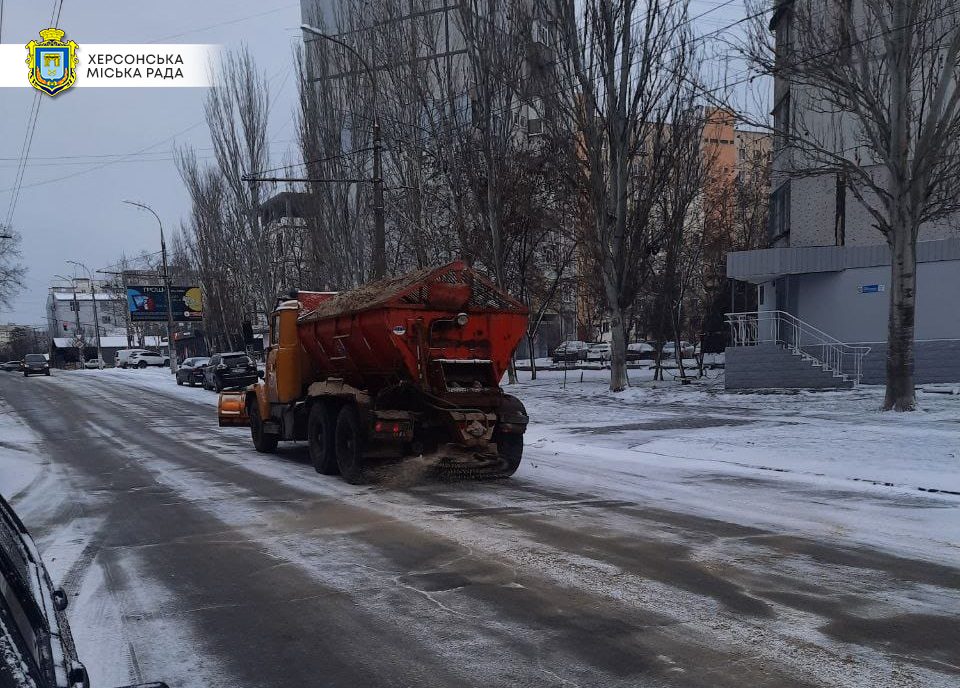 Пробки на дорогах и травмированные горожане: первые последствия снегопада в Херсоне