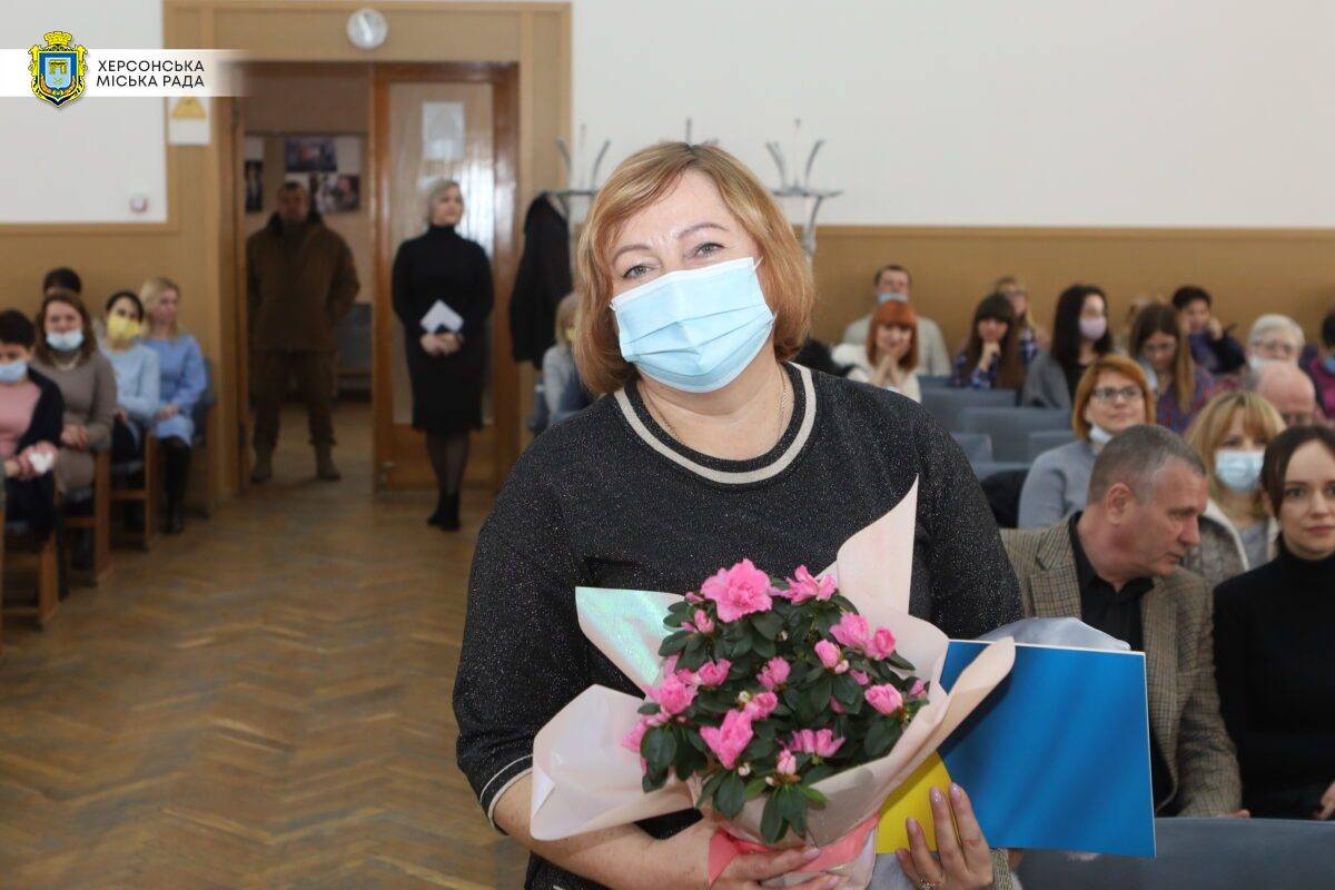 Игорь Колыхаев вручил подарок херсонцу, который победил в конкурсе на лучшее новогоднее оформление территории