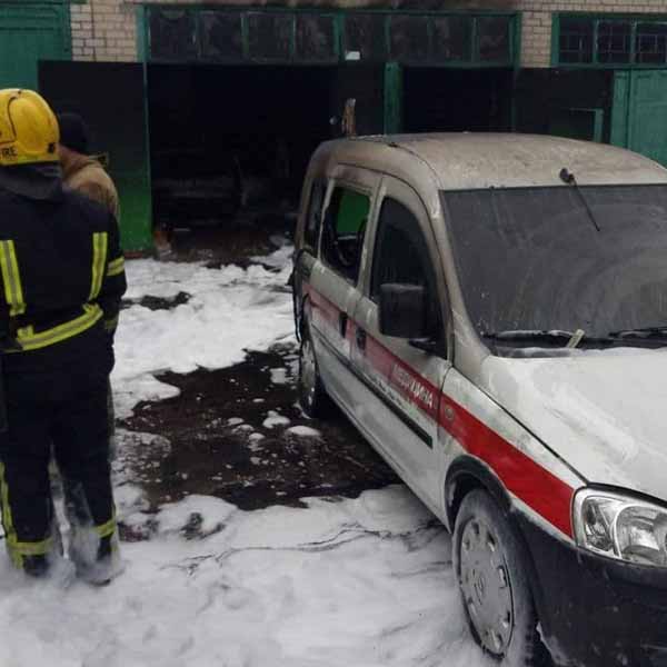 В Скадовске из-за короткого замыкания сгорел медицинский автопарк